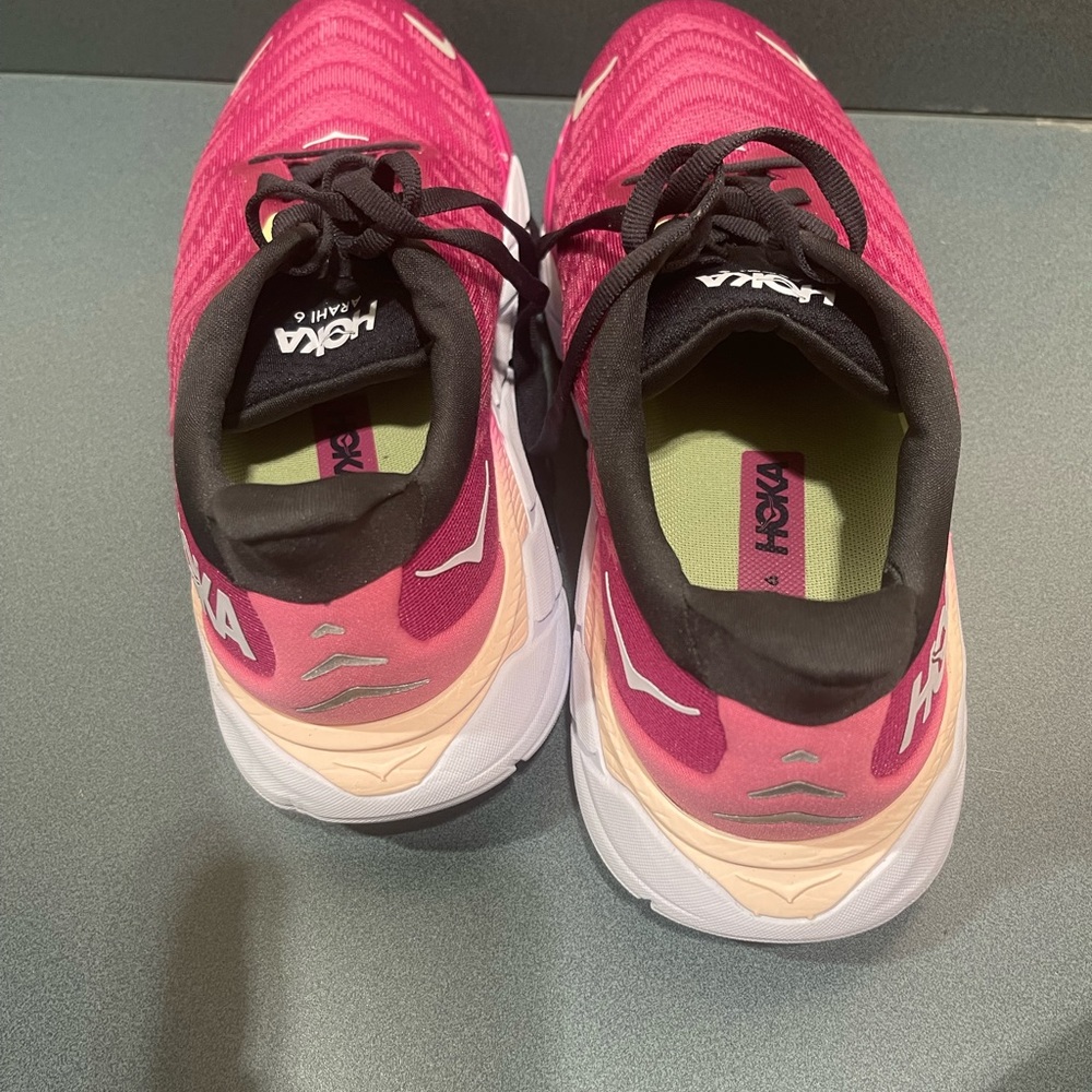 Hoka Arahi 6 size 9.5. Worn a handful of times, just didn’t like them.